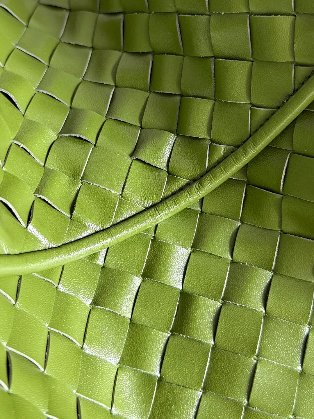Batch 2160 Recently, I seem to be obsessed with this bag from BV~ The new Hop is really not too beautiful. The whole bag has no seams. The bag body and handles are made of one piece of leather. It embodies the style and essence of Bottega Veneta. It truly represents craftsmanship and creativity. The large size has a very loose and lazy upper body. Big bag lovers will definitely not regret buying it. Style number: 763970 Size: 53*24*13
